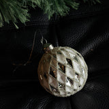 Hvit/Sølv Julekule - 8 cm