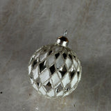 Hvit/Sølv Julekule - 8 cm